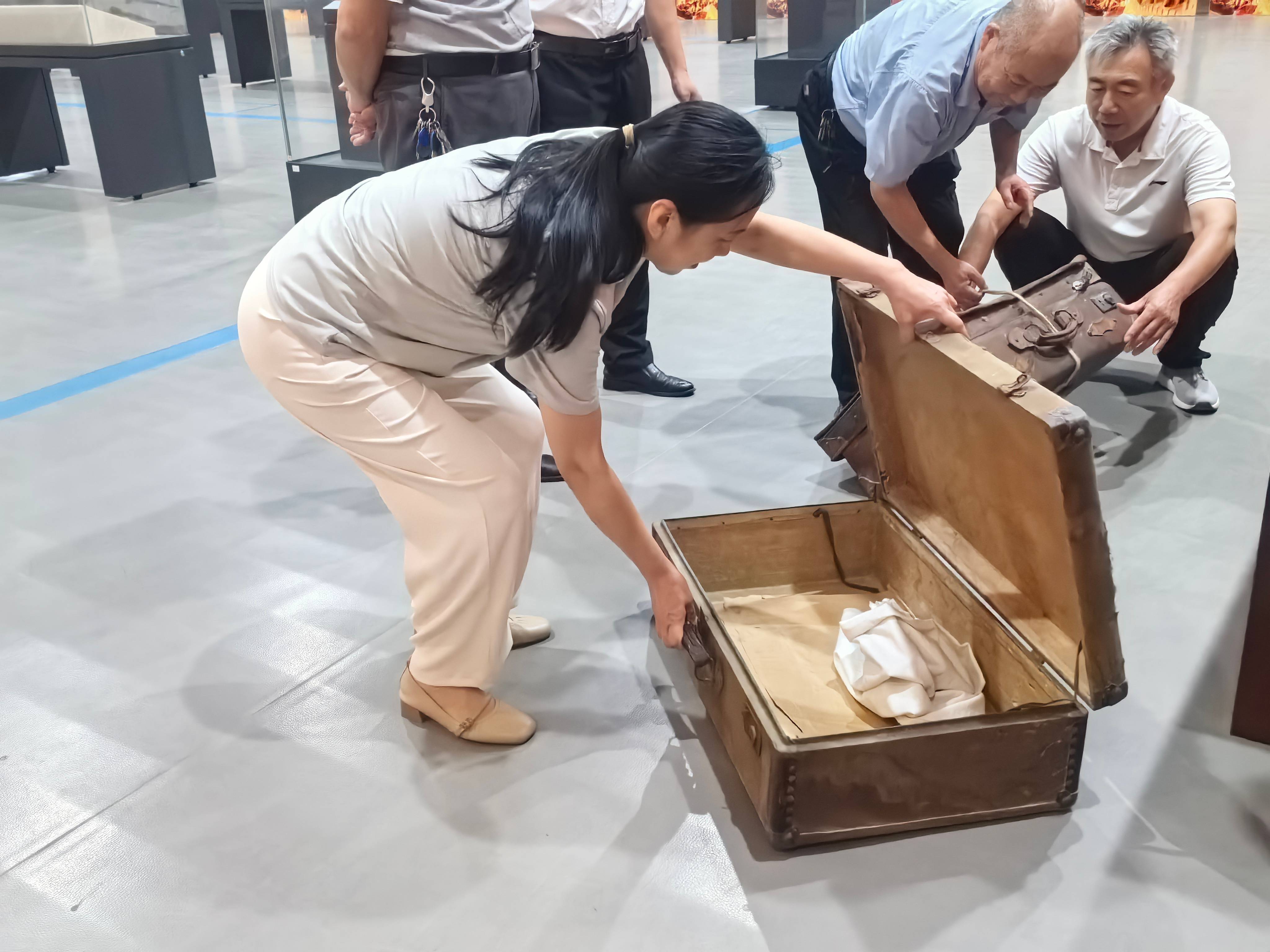 2(1).jpg 捐赠革命文物 留住红色记忆----巨野博物馆举行文物捐赠仪式 巨博资讯 第4张 捐赠革命文物 留住红色记忆----巨野博物馆举行文物捐赠仪式 巨博资讯 第4张