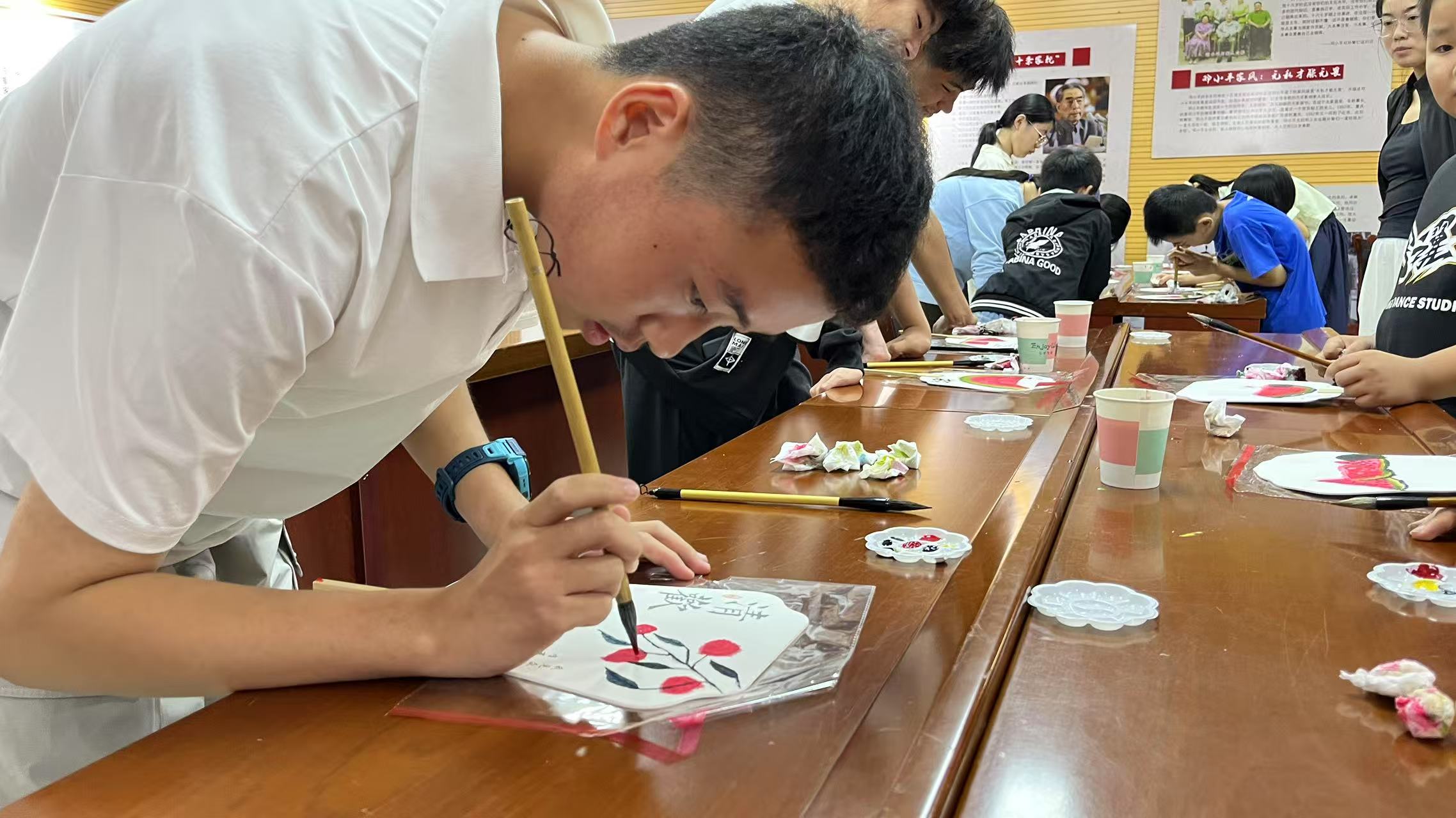 微信图片_20250809165645.jpg 笔墨绘扇韵 研学传雅风——巨野县博物馆扇子写意画活动圆满落幕 主题活动 第4张 笔墨绘扇韵 研学传雅风——巨野县博物馆扇子写意画活动圆满落幕 主题活动 第4张