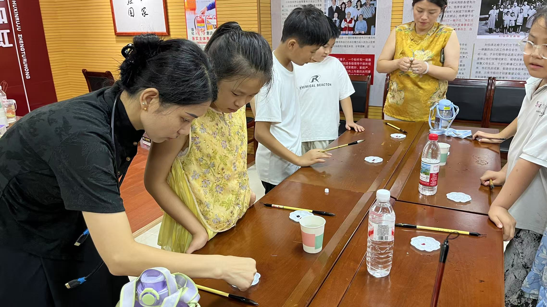 微信图片_20250809165529.jpg 笔墨绘扇韵 研学传雅风——巨野县博物馆扇子写意画活动圆满落幕 主题活动 第2张 笔墨绘扇韵 研学传雅风——巨野县博物馆扇子写意画活动圆满落幕 主题活动 第2张