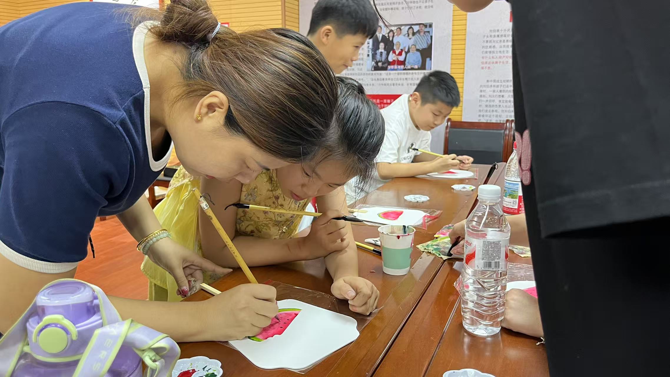 微信图片_20250809165638.jpg 笔墨绘扇韵 研学传雅风——巨野县博物馆扇子写意画活动圆满落幕 主题活动 第3张 笔墨绘扇韵 研学传雅风——巨野县博物馆扇子写意画活动圆满落幕 主题活动 第3张