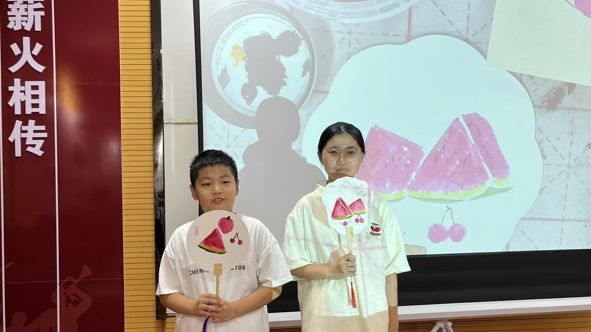 微信图片_20250809165705.jpg 笔墨绘扇韵 研学传雅风——巨野县博物馆扇子写意画活动圆满落幕 主题活动 第5张 笔墨绘扇韵 研学传雅风——巨野县博物馆扇子写意画活动圆满落幕 主题活动 第5张