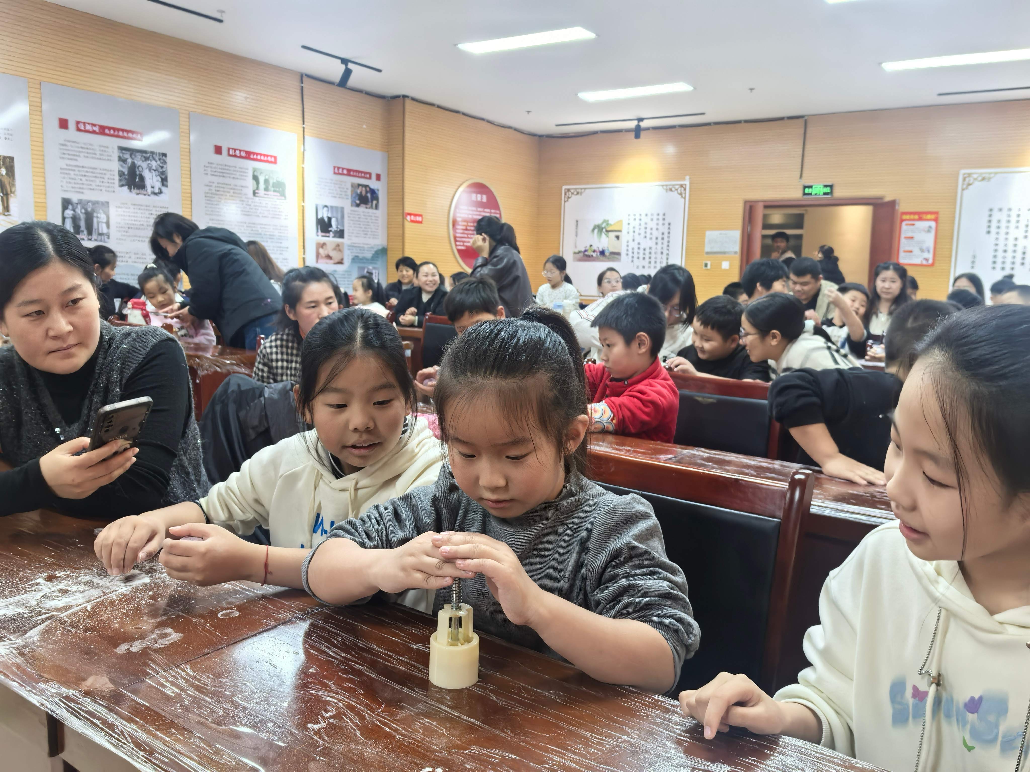 ff85fb65caf86eaaf58827044454e011(1).jpg 【重阳节】“赏菊品茗话重阳 巧手制糕忆传统”主题研学活动 主题活动 第2张 【重阳节】“赏菊品茗话重阳 巧手制糕忆传统”主题研学活动 主题活动 第2张