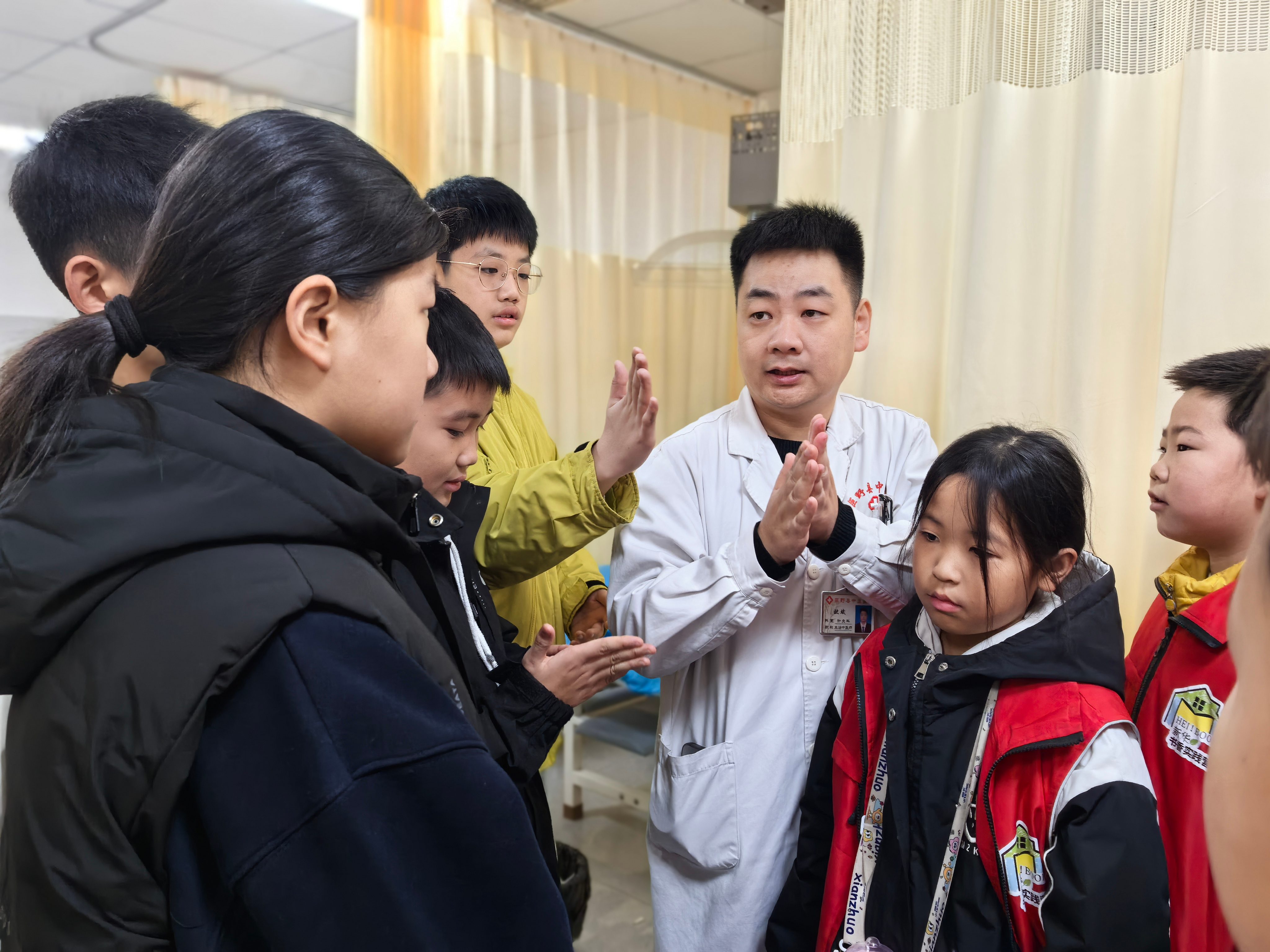 古香承文脉 巧手制香囊——巨野县博物馆走进巨野县中医医院开展特色研学活 主题活动 第4张