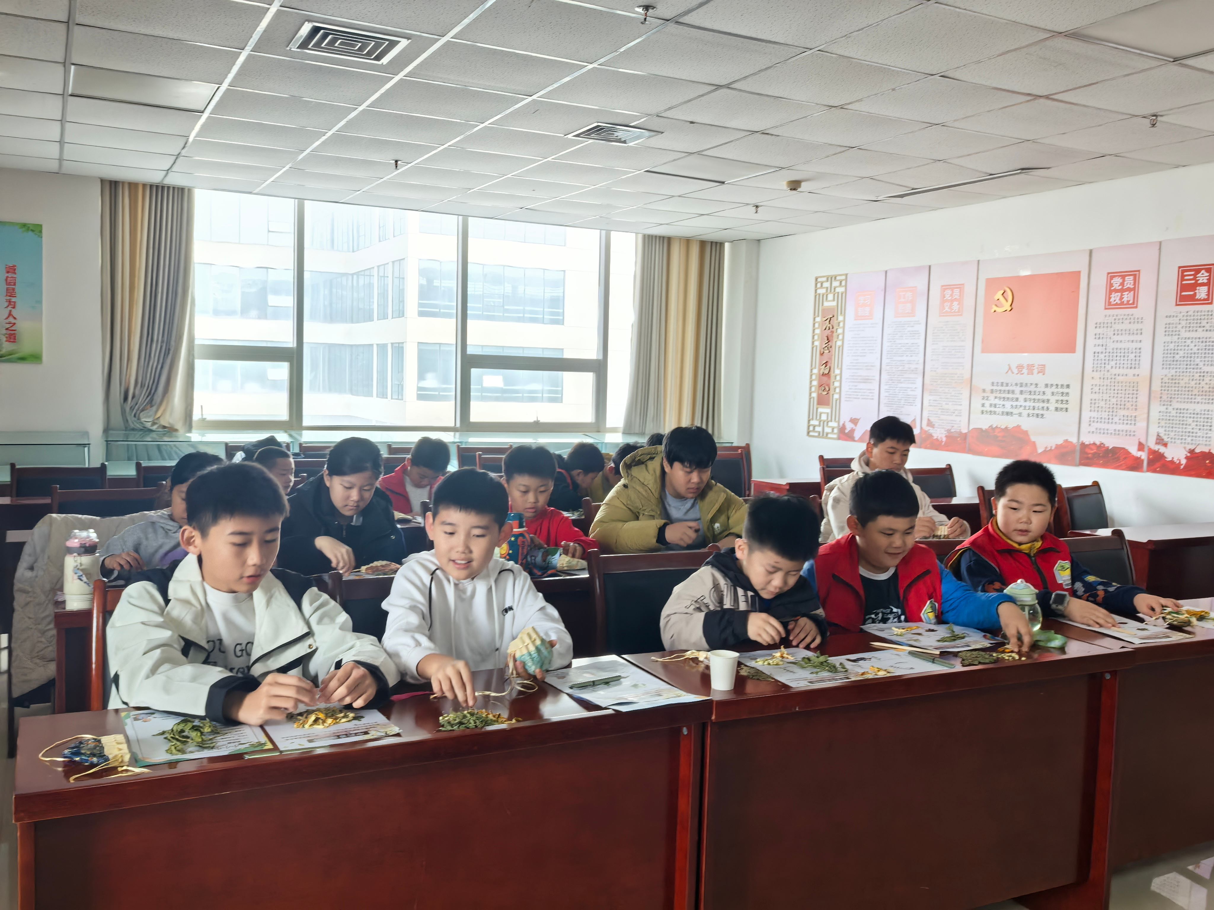 古香承文脉 巧手制香囊——巨野县博物馆走进巨野县中医医院开展特色研学活 主题活动 第6张