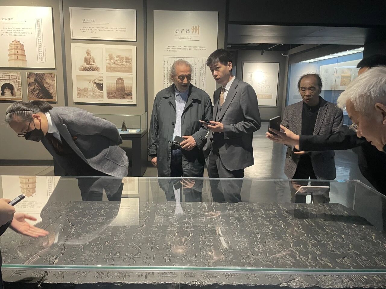 牡丹花开迎远客 文博瑰宝架金桥  ——意大利、马来西亚游客走进巨野博物馆，共赏千年文化盛宴    巨博新闻 第2张