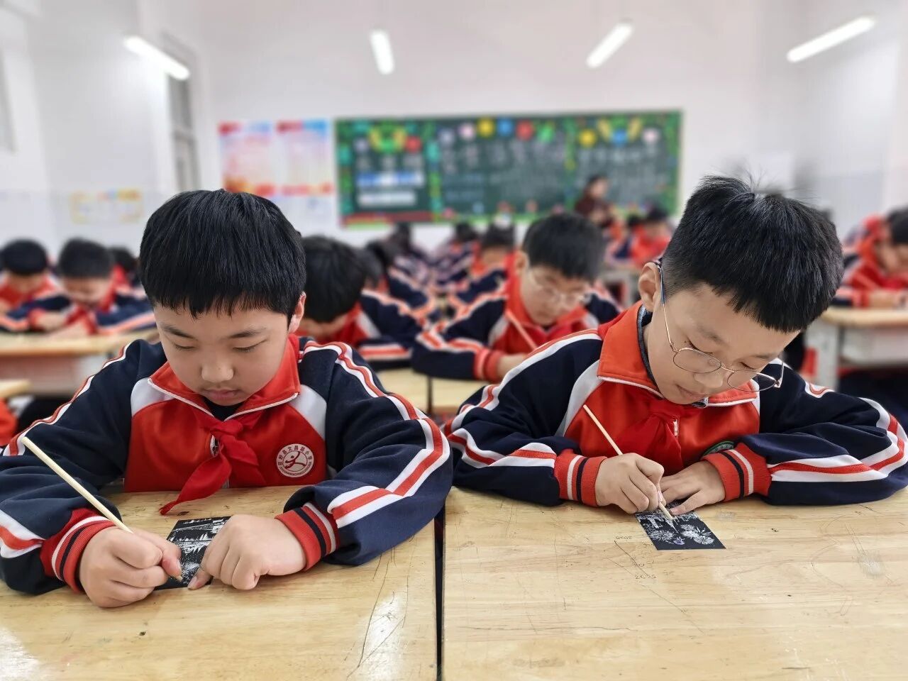 “刮绘光影·复刻瑰宝”巨野县博物馆走进文昌路小学开展主题研学活动 主题活动 第3张